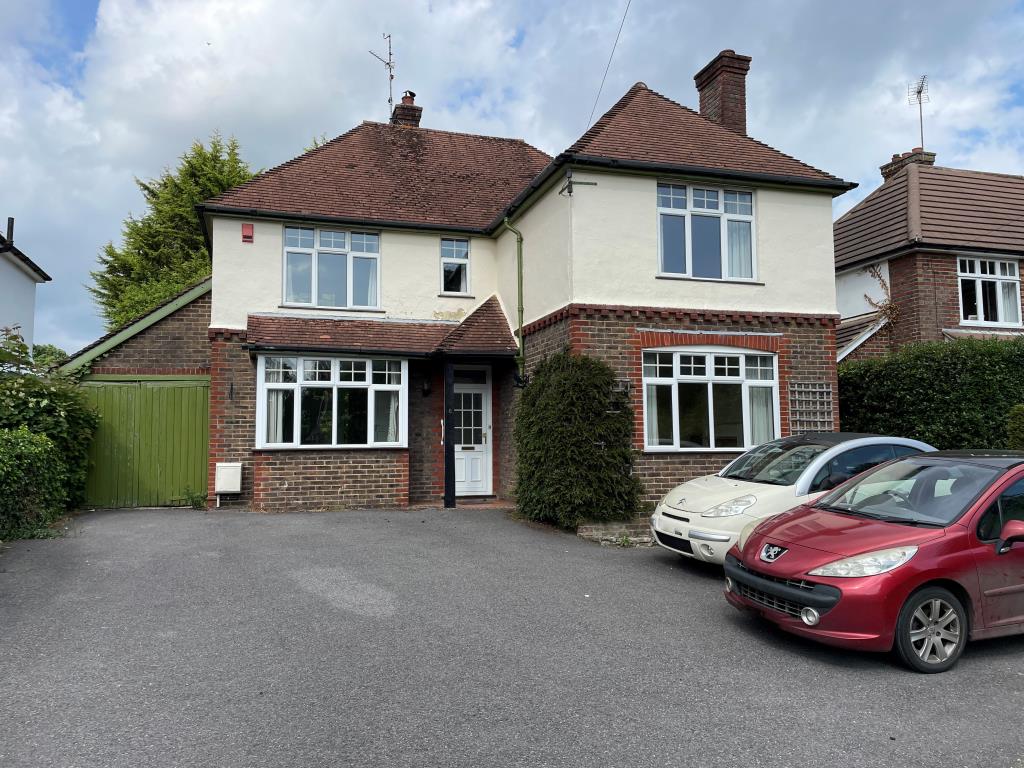 Lot: 124 - DETACHED HOUSE WITH LARGE GARDEN IN NEED OF UPDATING - detached house with large driveway